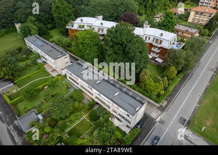 Ivrea, Italia - 10 agosto 2023, aereo di Case per famiglie numerose, di Figini e Pollini negli anni '40, Ivrea Olivetti città industriale Foto Stock