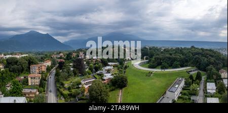 Ivrea, Italia - 10 agosto 2023, unità residenziale occidentale Talponia , progettata nel 1968 da R Gabetti A o sola, vista aerea, iIvrea, Piemonte Italia PAN Foto Stock