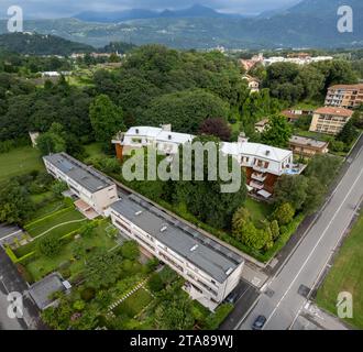 Ivrea, Italia - 10 agosto 2023, aereo di Case per famiglie numerose, di Figini e Pollini negli anni '40, Ivrea Olivetti città industriale Foto Stock