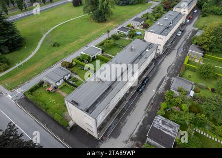 Ivrea, Italia - 10 agosto 2023, aereo di Case per famiglie numerose, di Figini e Pollini negli anni '40, Ivrea Olivetti città industriale Foto Stock