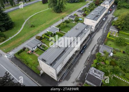 Ivrea, Italia - 10 agosto 2023, aereo di Case per famiglie numerose, di Figini e Pollini negli anni '40, Ivrea Olivetti città industriale Foto Stock