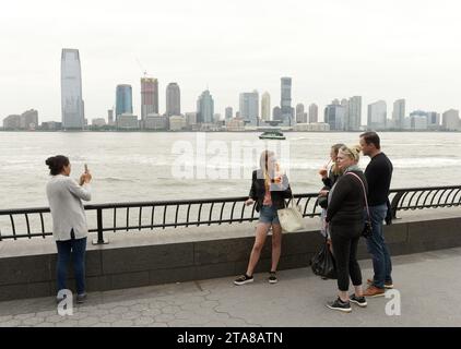 New York, USA - 28 maggio 2018: People in the Battery Park a Manhattan e Jersey City sullo sfondo. Foto Stock