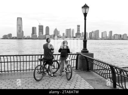 New York, USA - 28 maggio 2018: People in the Battery Park a Manhattan e Jersey City sullo sfondo. Foto Stock