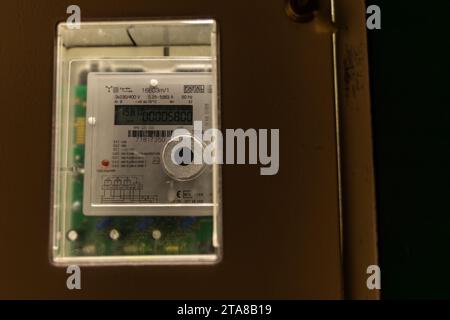 Crisi energetica, aumento dei prezzi dell'elettricità, contatore dell'elettricità Foto Stock
