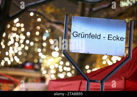 Berlino, Germania. 29 novembre 2023. Joachimsthaler Platz/Kurfürstendamm fu rinominata "Grünfeld-Ecke". Credito: Gerald Matzka/dpa/Alamy Live News Foto Stock