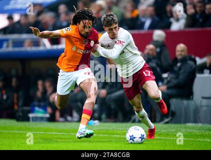 Alejandro Garnacho (a destra) del Manchester United e Sacha Boey del Galatasaray si scontrano per il pallone durante la partita di UEFA Champions League gruppo A al RAMS Park di Istanbul. Data foto: Mercoledì 29 novembre 2023. Foto Stock