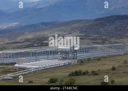 La centrale solare LLO, un'innovativa installazione di pannelli solari, nei pressi di llo, Cerdagne franaise, Pirenei. Foto Stock