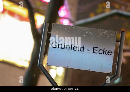 Berlino, Germania. 29 novembre 2023. Joachimsthaler Platz/Kurfürstendamm fu rinominata "Grünfeld-Ecke". Credito: Gerald Matzka/dpa/Alamy Live News Foto Stock