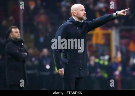 Istanbul, Turchia. 29 novembre 2023. ISTANBUL, TURCHIA - NOVEMBRE 29: L'allenatore Erik Ten Hag del Manchester United allena i suoi giocatori durante la partita del gruppo A - UEFA Champions League 2023/24 tra Galatasaray A.S., e il Manchester United all'Ali Sami Yen Arena il 29 novembre 2023 a Istanbul, Turchia. (Foto di BSR Agency) credito: Orange Pics BV/Alamy Live News Foto Stock