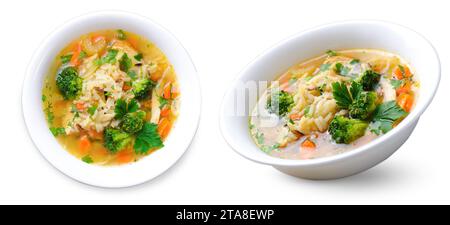 Zuppa di verdure con riso in una ciotola su fondo bianco, cibo gustoso Foto Stock