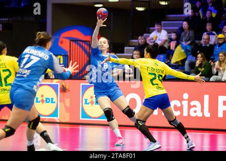 Frederikshavn, Danimarca. 29 novembre 2023. Karina Soskyda (8), Ucraina vista durante la partita IHF World Handball Championship 2023 tra Brasile e Ucraina all'Arena Nord di Frederikshavn. (Foto: Gonzales Photo/Alamy Live News Foto Stock