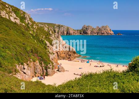 20 maggio 2023: Porthcurno, Cornovaglia, Regno Unito - Porthcurno Cove e Logan Rock in una splendida giornata di primavera, con persone che si godono la spiaggia e il mare sotto Foto Stock