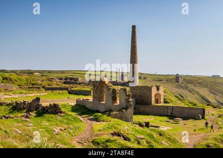 20 maggio 2023: Botallack, Cornovaglia, Regno Unito - Una vista sulla miniera di latta di Botallack, che si estende attraverso il paesaggio, con diversi camini in vista. Foto Stock