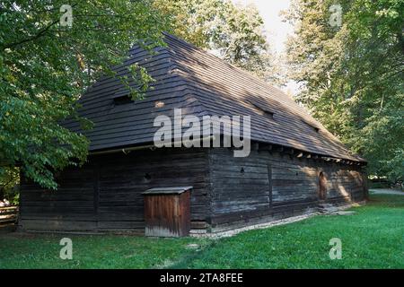 Roznov pod Radhostem, Repubblica Ceca - 28 settembre 2023 - vecchie case di legno nel museo all'aperto in una soleggiata giornata autunnale Foto Stock