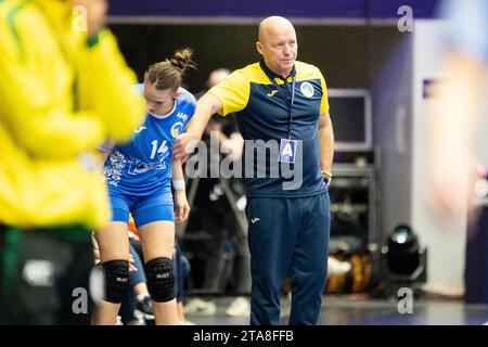 Frederikshavn, Danimarca. 29 novembre 2023. L'Ucraina coach Vitaliy Andronov ha visto durante la partita del campionato mondiale di pallamano IHF 2023 tra Brasile e Ucraina all'Arena Nord di Frederikshavn. (Foto: Gonzales Photo/Alamy Live News Foto Stock