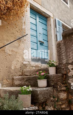 Porta in legno blu della vecchia casa in pietra a Orsera, Istria, Croazia, Europa. Foto Stock