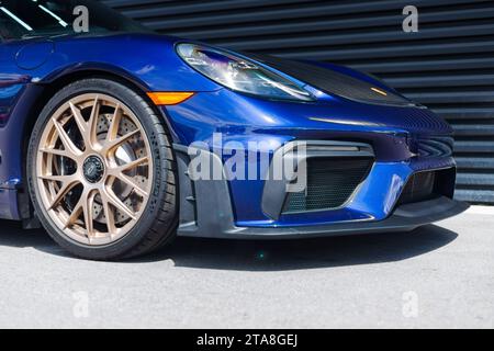 Una nuova e bellissima Porsche Cayman GT4 RS Gentian Blue in attesa di essere portata in montagna dal nuovo proprietario. Foto Stock