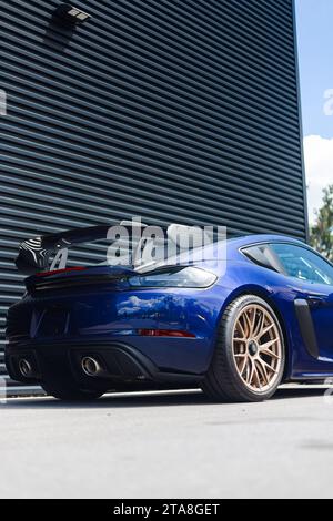 Una nuovissima Porsche Cayman GT4 RS Gentian Blue che aspetta di essere raccolta dal nuovo proprietario e portata in montagna. Foto Stock