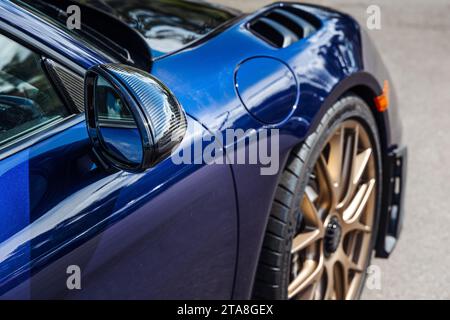 Una nuovissima Porsche Cayman GT4 RS Gentian Blue che aspetta di essere raccolta dal nuovo proprietario e portata in montagna. Foto Stock