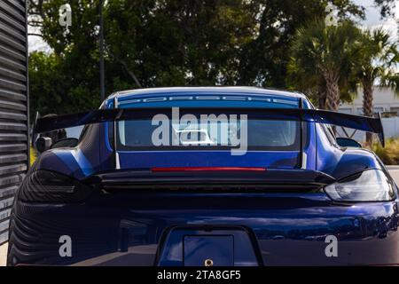 Una nuova e bellissima Porsche Cayman GT4 RS Gentian Blue in attesa di essere portata in montagna dal nuovo proprietario. Foto Stock