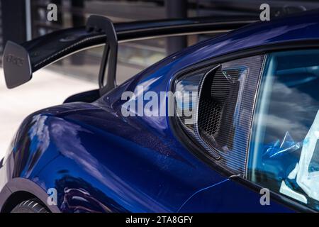 Una nuovissima Porsche Cayman GT4 RS Gentian Blue che aspetta di essere raccolta dal nuovo proprietario e portata in montagna. Foto Stock