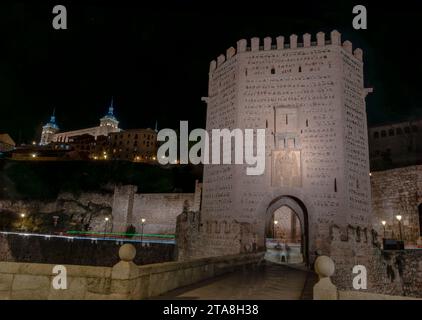 Torre occidentale del Ponte Alcántara, una costruzione storica situata nella città di Toledo, in Spagna, che sorge sul fiume Tago con il Real al Foto Stock