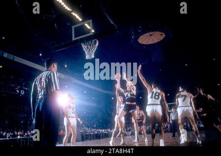 NEW YORK, New York - 3 NOVEMBRE: Neil Johnston n. 6 delle riprese dei Philadelphia Warriors, dove Phil Jordon n. 18 dei New York Knicks va in blocco durante una partita NBA il 3 novembre 1957 al Madison Square Garden di New York, New York. (Foto di Hy Peskin) *** didascalia locale *** Neil Johnston;Phil Jordon Foto Stock