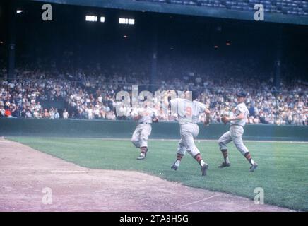 DETROIT, MI - GIUGNO 29: il terzino Hal Smith n. 9, l'interbase Jerry Lumpe n. 11 e l'esterno sinistro Bob Cerv n. 33 dei Kansas City Athletics convergono l'uno sull'altro per prendere il pallone durante una gara della MLB contro i Detroit Tigers il 29 giugno 1959 al Briggs Stadium di Detroit, Michigan. (Foto di Hy Peskin) *** didascalia locale *** Hal Smith;Jerry Lumpe;Bob Cerv Foto Stock