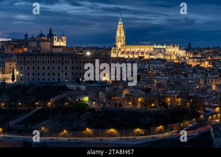 Vista panoramica del centro storico di Toledo, in Spagna, di notte con la sua cattedrale di Santa Maria illuminata e la chiesa di San Ildefonso. UNESCO World Her Foto Stock