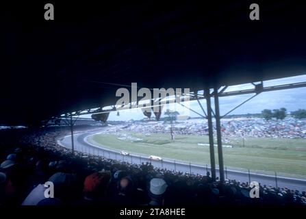 INDIANAPOLIS, IN - MAGGIO 30: Vista generale come le auto corrono lungo la pista durante la 39a Indianapolis 500 il 30 maggio 1955 all'Indianapolis Speedway di Indianapolis, Indiana. (Foto di Hy Peskin) Foto Stock