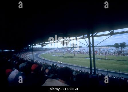 INDIANAPOLIS, IN - MAGGIO 30: Vista generale come le auto corrono lungo la pista durante la 39a Indianapolis 500 il 30 maggio 1955 all'Indianapolis Speedway di Indianapolis, Indiana. (Foto di Hy Peskin) Foto Stock