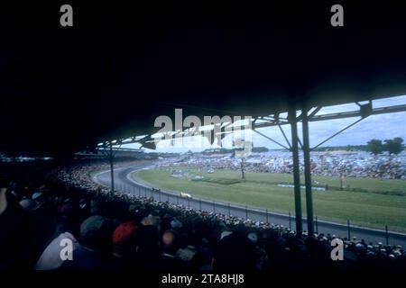 INDIANAPOLIS, IN - MAGGIO 30: Vista generale come le auto corrono lungo la pista durante la 39a Indianapolis 500 il 30 maggio 1955 all'Indianapolis Speedway di Indianapolis, Indiana. (Foto di Hy Peskin) Foto Stock