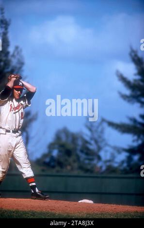 BRADENTON, FL - MARZO 1958: Il lanciatore Warren Spahn n. 21 dei Milwaukee Braves finisce in panchina durante una partita di allenamento primaverile intorno al marzo 1958 a Bradenton, Florida. (Foto di Hy Peskin) *** didascalia locale *** Warren Spahn Foto Stock