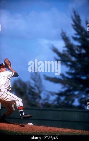 BRADENTON, FL - MARZO 1958: Il lanciatore Warren Spahn n. 21 dei Milwaukee Braves finisce in panchina durante una partita di allenamento primaverile intorno al marzo 1958 a Bradenton, Florida. (Foto di Hy Peskin) *** didascalia locale *** Warren Spahn Foto Stock