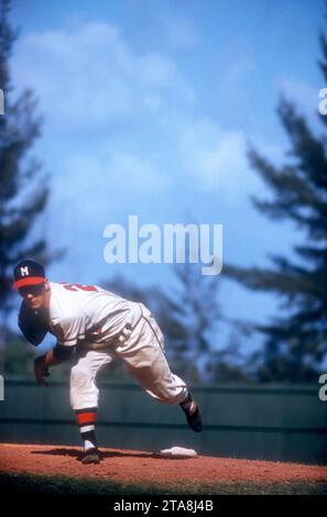 BRADENTON, Florida - MARZO 1958: Il lanciatore Warren Spahn n. 21 dei Milwaukee Braves lancia il campo durante una partita di allenamento primaverile, avvenuta a marzo 1958 a Bradenton, Florida. (Foto di Hy Peskin) *** didascalia locale *** Warren Spahn Foto Stock