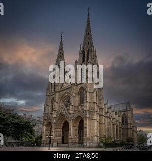 Parigi, Francia - 11 18 2023: Basilica di Saint Clotilde. Ammira la facciata della basilica dal parco Foto Stock