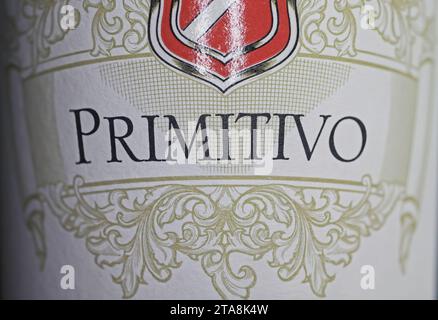 Viersen, Germania - 9 maggio. 2023: Primo piano dell'etichetta della bottiglia di vino bianco, emblema rosso del vitigno Primitivo italiano Foto Stock