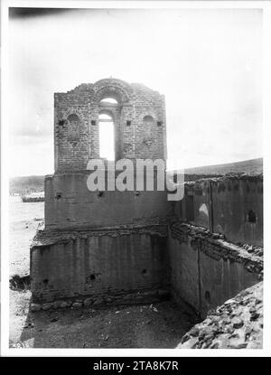 Vista dalla parte posteriore della torre in rovina della missione Tumacacori, nei pressi di Tucson, Arizona, ca.1908 Foto Stock