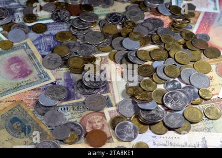 Concentrazione selettiva di vecchie banconote e monete egiziane di epoche diverse dal regno alla Repubblica d'Egitto, vintage retrò vecchio egiziano c Foto Stock