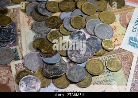 Concentrazione selettiva di vecchie banconote e monete egiziane di epoche diverse dal regno alla Repubblica d'Egitto, vintage retrò vecchio egiziano c Foto Stock