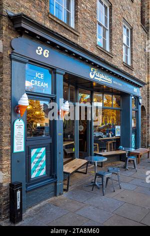 Fitzbillies Cambridge - Fitzbillies Cake Shop e Cafe Bridge Street Cambridge - Fittzbillies è famosa per i suoi bastoncini Sticky Chelsea Foto Stock