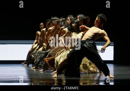 Londra, Regno Unito. 29 novembre 2023. Il Cloud Gate Dance Theatre di Taiwan presenta Lunar Halo al Sadlers Wells dal 30 novembre al 2 dicembre 2023. Il direttore artistico di Cloud Gate CHENG Tsung-lung ha osservato per la prima volta un alone lunare - un anello scintillante intorno alla luna - nel cielo sopra l'Islanda, che si dice preveda una tempesta imminente e, a un livello più profondo, anticipa un periodo di notevoli cambiamenti. Lavorando con la band islandese Sigur Rós, CHENG esplora i cambiamenti che plasmano il nostro mondo, in particolare la nostra crescente dipendenza dalla comunicazione attraverso le nuove tecnologie. Crediti: Malcolm Park/Alamy Live News Foto Stock