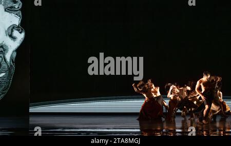 Londra, Regno Unito. 29 novembre 2023. Il Cloud Gate Dance Theatre di Taiwan presenta Lunar Halo al Sadlers Wells dal 30 novembre al 2 dicembre 2023. Il direttore artistico di Cloud Gate CHENG Tsung-lung ha osservato per la prima volta un alone lunare - un anello scintillante intorno alla luna - nel cielo sopra l'Islanda, che si dice preveda una tempesta imminente e, a un livello più profondo, anticipa un periodo di notevoli cambiamenti. Lavorando con la band islandese Sigur Rós, CHENG esplora i cambiamenti che plasmano il nostro mondo, in particolare la nostra crescente dipendenza dalla comunicazione attraverso le nuove tecnologie. Crediti: Malcolm Park/Alamy Live News Foto Stock