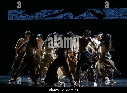 Londra, Regno Unito. 29 novembre 2023. Il Cloud Gate Dance Theatre di Taiwan presenta Lunar Halo al Sadlers Wells dal 30 novembre al 2 dicembre 2023. Il direttore artistico di Cloud Gate CHENG Tsung-lung ha osservato per la prima volta un alone lunare - un anello scintillante intorno alla luna - nel cielo sopra l'Islanda, che si dice preveda una tempesta imminente e, a un livello più profondo, anticipa un periodo di notevoli cambiamenti. Lavorando con la band islandese Sigur Rós, CHENG esplora i cambiamenti che plasmano il nostro mondo, in particolare la nostra crescente dipendenza dalla comunicazione attraverso le nuove tecnologie. Crediti: Malcolm Park/Alamy Live News Foto Stock