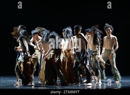 Londra, Regno Unito. 29 novembre 2023. Il Cloud Gate Dance Theatre di Taiwan presenta Lunar Halo al Sadlers Wells dal 30 novembre al 2 dicembre 2023. Il direttore artistico di Cloud Gate CHENG Tsung-lung ha osservato per la prima volta un alone lunare - un anello scintillante intorno alla luna - nel cielo sopra l'Islanda, che si dice preveda una tempesta imminente e, a un livello più profondo, anticipa un periodo di notevoli cambiamenti. Lavorando con la band islandese Sigur Rós, CHENG esplora i cambiamenti che plasmano il nostro mondo, in particolare la nostra crescente dipendenza dalla comunicazione attraverso le nuove tecnologie. Crediti: Malcolm Park/Alamy Live News Foto Stock