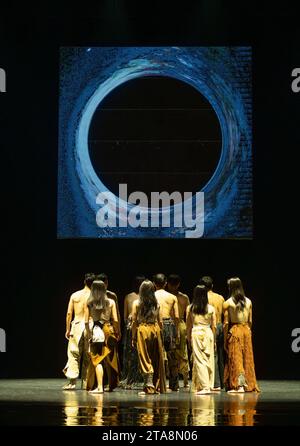 Londra, Regno Unito. 29 novembre 2023. Il Cloud Gate Dance Theatre di Taiwan presenta Lunar Halo al Sadlers Wells dal 30 novembre al 2 dicembre 2023. Il direttore artistico di Cloud Gate CHENG Tsung-lung ha osservato per la prima volta un alone lunare - un anello scintillante intorno alla luna - nel cielo sopra l'Islanda, che si dice preveda una tempesta imminente e, a un livello più profondo, anticipa un periodo di notevoli cambiamenti. Lavorando con la band islandese Sigur Rós, CHENG esplora i cambiamenti che plasmano il nostro mondo, in particolare la nostra crescente dipendenza dalla comunicazione attraverso le nuove tecnologie. Crediti: Malcolm Park/Alamy Live News Foto Stock