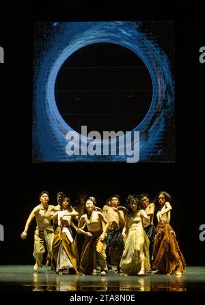 Londra, Regno Unito. 29 novembre 2023. Il Cloud Gate Dance Theatre di Taiwan presenta Lunar Halo al Sadlers Wells dal 30 novembre al 2 dicembre 2023. Il direttore artistico di Cloud Gate CHENG Tsung-lung ha osservato per la prima volta un alone lunare - un anello scintillante intorno alla luna - nel cielo sopra l'Islanda, che si dice preveda una tempesta imminente e, a un livello più profondo, anticipa un periodo di notevoli cambiamenti. Lavorando con la band islandese Sigur Rós, CHENG esplora i cambiamenti che plasmano il nostro mondo, in particolare la nostra crescente dipendenza dalla comunicazione attraverso le nuove tecnologie. Crediti: Malcolm Park/Alamy Live News Foto Stock