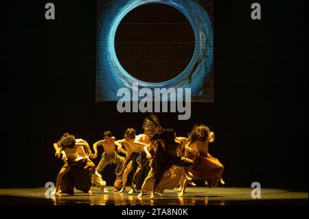 Londra, Regno Unito. 29 novembre 2023. Il Cloud Gate Dance Theatre di Taiwan presenta Lunar Halo al Sadlers Wells dal 30 novembre al 2 dicembre 2023. Il direttore artistico di Cloud Gate CHENG Tsung-lung ha osservato per la prima volta un alone lunare - un anello scintillante intorno alla luna - nel cielo sopra l'Islanda, che si dice preveda una tempesta imminente e, a un livello più profondo, anticipa un periodo di notevoli cambiamenti. Lavorando con la band islandese Sigur Rós, CHENG esplora i cambiamenti che plasmano il nostro mondo, in particolare la nostra crescente dipendenza dalla comunicazione attraverso le nuove tecnologie. Crediti: Malcolm Park/Alamy Live News Foto Stock
