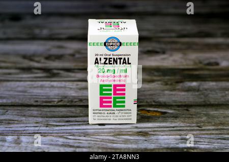 Cairo, Egitto, 6 novembre 2023: Alzental 20 mg per ml di sospensione ( Albendazole ) flacone da 20 ml, anelmintico ad ampio spettro, per Enterobiasi, Ascariasi Foto Stock