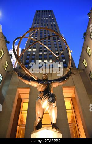 New York, USA - 25 maggio 2018: La Statua dell'Atlante di fronte al Rockefeller Center di New York City Foto Stock